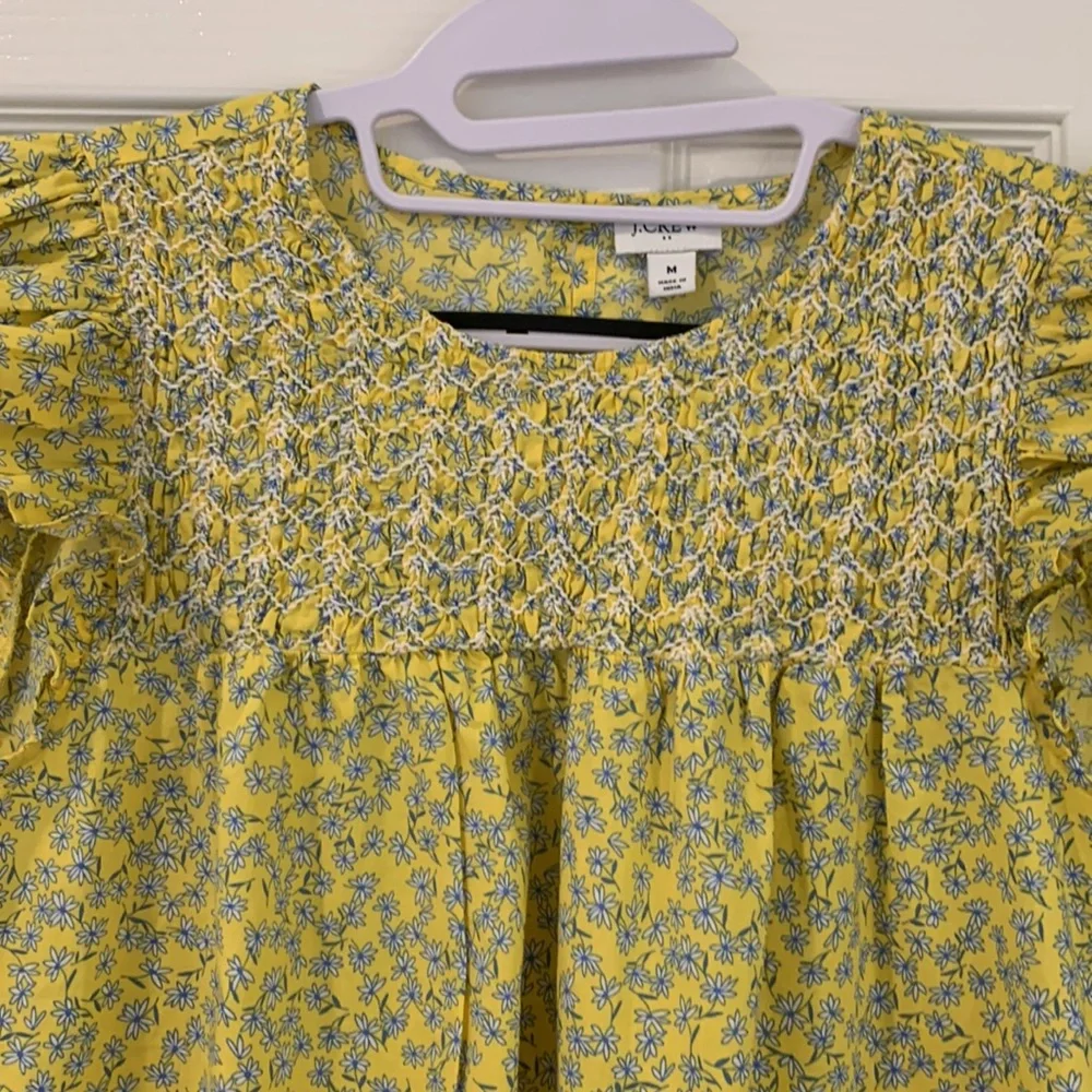 J.Crew Embroidered Flutter Sleeve Top in
Stellar Yellow Daisy - Size Medium - Picture 8 of 8